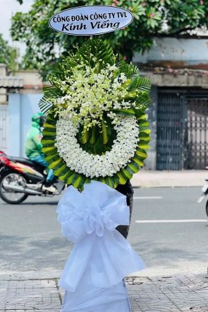 Kệ hoa viếng 1 tầng với lan trắng mang vẻ đẹp tinh khôi, thanh thoát. Lan trắng tượng trưng cho sự tôn kính, trang nghiêm và lời tiễn biệt cao quý, gửi gắm niềm thương nhớ và chia buồn sâu sắc đến gia đình người đã khuất.