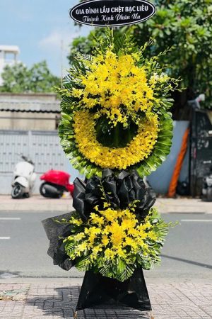 Kệ hoa viếng 2 tầng màu vàng rực rỡ, thiết kế trang nhã, thể hiện tấm lòng thành kính và sự trang trọng.