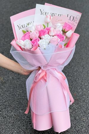Bó hoa sáp gồm những bông hoa được tạo hình tinh xảo từ sáp, giữ nguyên vẻ đẹp tự nhiên và màu sắc tươi sáng lâu dài. Bó hoa nhẹ nhàng, bền bỉ, thích hợp làm quà lưu niệm hoặc trang trí lâu dài.