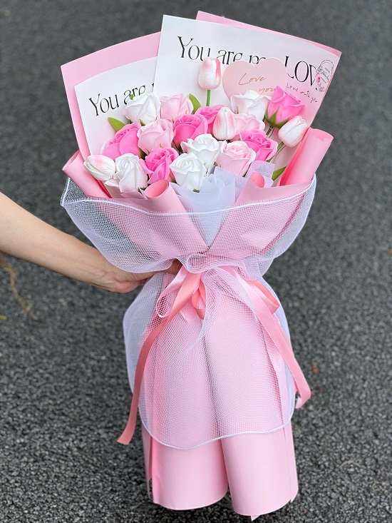 Bó hoa sáp gồm những bông hoa được tạo hình tinh xảo từ sáp, giữ nguyên vẻ đẹp tự nhiên và màu sắc tươi sáng lâu dài. Bó hoa nhẹ nhàng, bền bỉ, thích hợp làm quà lưu niệm hoặc trang trí lâu dài.
