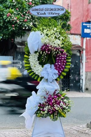 Kệ hoa viếng 2 tầng kết hợp lan trắng và lan tím, thiết kế trang nhã, thanh khiết, thể hiện lòng thành kính.