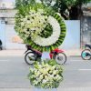 Kệ hoa viếng 2 tầng màu trắng tinh khiết, thiết kế trang nhã, thể hiện sự thành kính và trang trọng