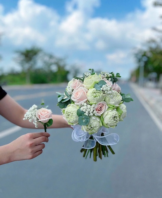Hoa cưới cầm tay tone trắng tinh khôi, thiết kế bởi shop hoa tươi Sơn Tây, phục vụ lễ cưới trọn gói.