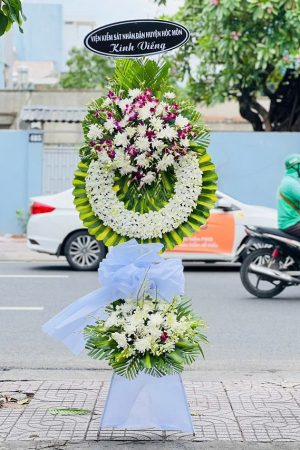 Kệ hoa viếng 2 tầng kết hợp cúc trắng, lan trắng và lan tím, thiết kế trang nhã, thanh khiết, thể hiện lòng thành kính.