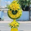 Kệ hoa viếng 2 tầng màu vàng rực rỡ, thiết kế trang nhã, thể hiện tấm lòng thành kính và sự trang trọng.