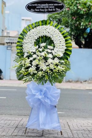 ChatGPT đã nói: Kệ hoa viếng 1 tầng với hoa lan trắng và cúc trắng mang vẻ đẹp trang nhã, tinh khiết. Lan trắng tượng trưng cho sự cao quý, trang trọng, trong khi cúc trắng thể hiện lòng thành kính và sự tiếc thương sâu sắc, thay lời chia buồn gửi đến gia đình người đã khuất.