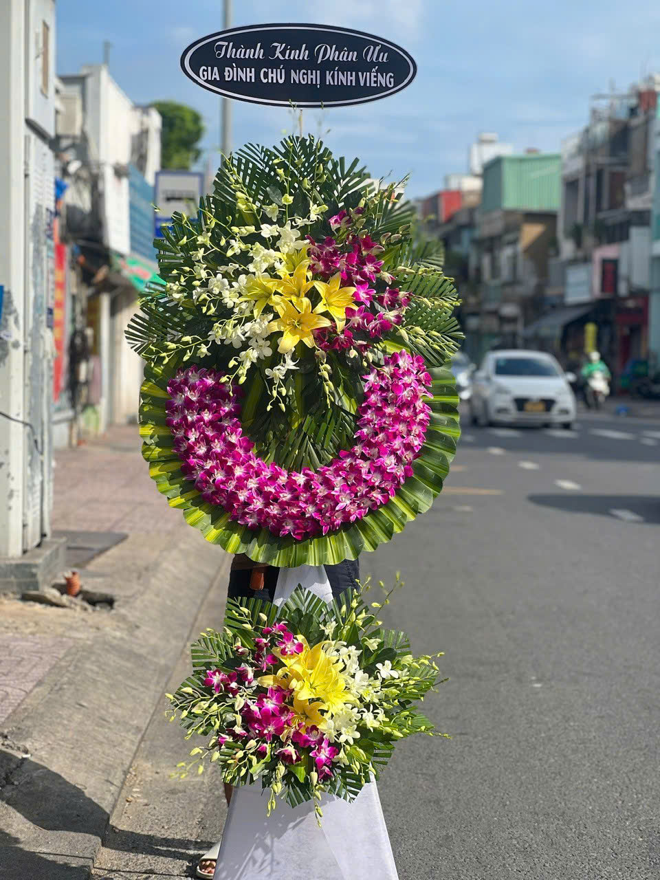 Vòng hoa tang lễ tone trắng tím trang nghiêm – đặt hoa viếng nhanh tại shop hoa chia buồn Bắc Ninh, giao tận nơi nhà tang lễ đúng giờ.