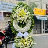 Kệ hoa viếng 2 tầng tông trắng trang nghiêm, thanh khiết, bày tỏ sự kính trọng và niềm tiếc thương sâu sắc dành cho người đã khuất.