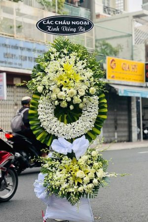 Kệ hoa viếng 2 tầng tông trắng trang nghiêm, thanh khiết, bày tỏ sự kính trọng và niềm tiếc thương sâu sắc dành cho người đã khuất.
