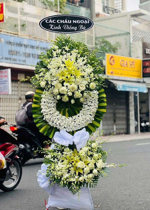 Vòng hoa chia buồn trang nhã được thực hiện bởi shop hoa tươi Sơn Tây, giao hoa nhanh trong khu vực thị xã Sơn Tây.
