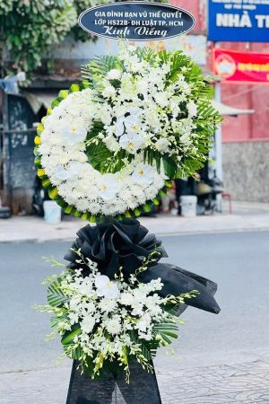Kệ hoa viếng 2 tầng lan Thái kết hợp hồ điệp trắng trang trọng, tinh khôi, thể hiện sự thành kính và lời tiễn biệt sâu sắc đến người đã khuất.