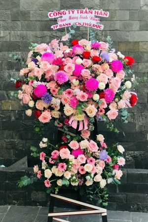 Kệ hoa cao cấp tông hồng phối cúc mẫu đơn sang trọng, tinh tế, mang thông điệp của tình yêu, sự may mắn và thịnh vượng trong mọi dịp đặc biệt.
