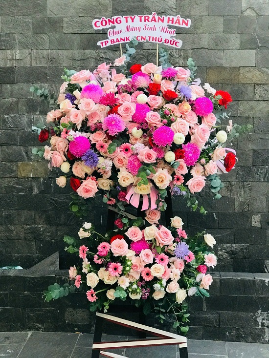 Kệ hoa cao cấp tông hồng phối cúc mẫu đơn sang trọng, tinh tế, mang thông điệp của tình yêu, sự may mắn và thịnh vượng trong mọi dịp đặc biệt.