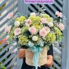 Giỏ hoa cẩm tú cầu thanh lịch, rực rỡ với những đóa hoa tròn đầy, tượng trưng cho tình cảm chân thành, sự viên mãn và gắn kết bền lâu.