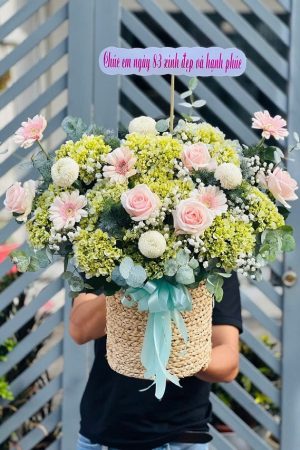Giỏ hoa cẩm tú cầu thanh lịch, rực rỡ với những đóa hoa tròn đầy, tượng trưng cho tình cảm chân thành, sự viên mãn và gắn kết bền lâu.