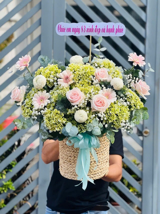 Giỏ hoa cẩm tú cầu thanh lịch, rực rỡ với những đóa hoa tròn đầy, tượng trưng cho tình cảm chân thành, sự viên mãn và gắn kết bền lâu.