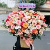 Giỏ hoa màu hồng nổi bật với những tông hồng dịu dàng như hồng phấn, hồng sen, hồng kem… tạo cảm giác ngọt ngào, tinh tế và đầy nữ tính. Thiết kế thanh lịch, nhẹ nhàng – rất phù hợp để tặng sinh nhật, chúc mừng, tri ân mẹ, vợ, bạn gái hoặc những người phụ nữ thân thương trong các dịp đặc biệt.