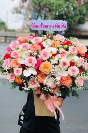 Giỏ hoa màu hồng nổi bật với những tông hồng dịu dàng như hồng phấn, hồng sen, hồng kem… tạo cảm giác ngọt ngào, tinh tế và đầy nữ tính. Thiết kế thanh lịch, nhẹ nhàng – rất phù hợp để tặng sinh nhật, chúc mừng, tri ân mẹ, vợ, bạn gái hoặc những người phụ nữ thân thương trong các dịp đặc biệt.