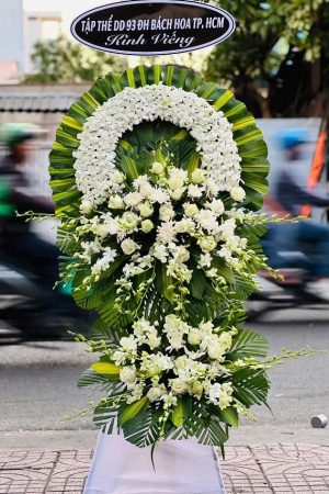 Lẵng hoa lan trắng phối hồng trắng 2 tầng sang trọng, tinh khôi, thể hiện sự kính trọng và lời chia buồn sâu sắc đến gia quyến.