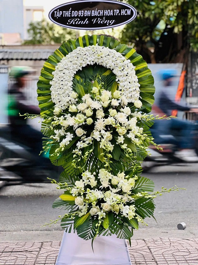 Lẵng hoa lan trắng phối hồng trắng 2 tầng sang trọng, tinh khôi, thể hiện sự kính trọng và lời chia buồn sâu sắc đến gia quyến.