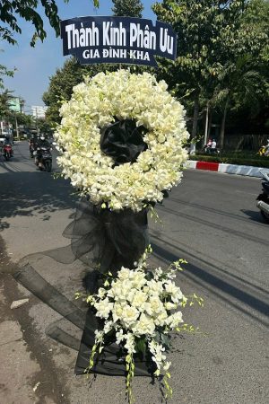 Lẵng hoa lan trắng phối hồng trắng 2 tầng sang trọng, tinh khôi, thể hiện sự kính trọng và lời chia buồn sâu sắc đến gia quyến.