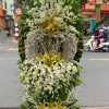 Lẵng hoa viếng màu trắng 3 tầng trang trọng, thanh khiết, bày tỏ sự kính trọng và niềm tiếc thương sâu sắc dành cho người đã khuất.