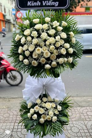 Lẵng hoa viếng hồng trắng 2 tầng trang nhã, thanh khiết, gửi gắm niềm tiếc thương và sự kính trọng sâu sắc đến người đã khuất.