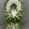 Lẵng hoa viếng màu trắng 2 tầng thanh lịch, trang nghiêm, thể hiện sự thành kính và lời chia buồn sâu sắc đến gia đình tang quyến.