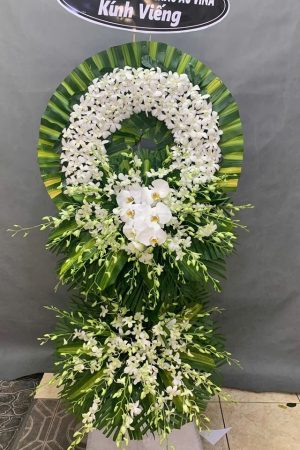 Lẵng hoa viếng màu trắng 2 tầng thanh lịch, trang nghiêm, thể hiện sự thành kính và lời chia buồn sâu sắc đến gia đình tang quyến.