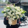 Lẵng hoa viếng hồng trắng để bàn nhỏ gọn, trang nhã, thể hiện sự thành kính và lời chia buồn sâu sắc đến gia đình tang quyến.