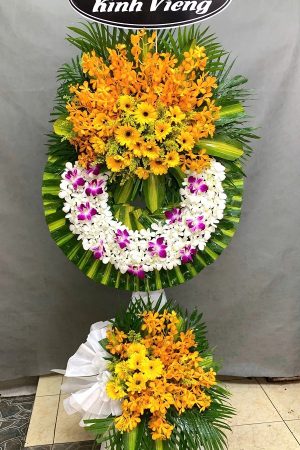 Lẵng hoa viếng 2 tầng trắng vàng trang nghiêm, thanh khiết, biểu thị sự kính trọng và lời tiễn đưa trân trọng đến người đã khuất.