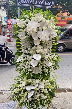 Lẵng hoa viếng màu trắng 3 tầng cao cấp trang nghiêm, thanh khiết, gửi gắm niềm tiếc thương sâu sắc và sự kính trọng trọn vẹn đến người đã khuất.