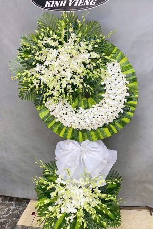 Lẵng hoa viếng lan trắng 2 tầng trang nhã, thanh khiết, bày tỏ sự thành kính và niềm tiếc thương sâu sắc đến người đã khuất.