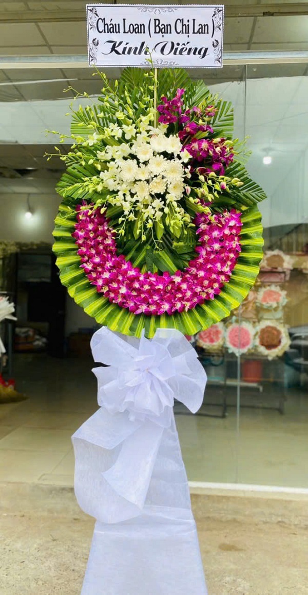 Vòng hoa chia buồn tone trắng tím trang trọng, đặt tại tiệm hoa đám tang Tân Yên Bắc Giang, giao đến tận nhà tang lễ hoặc chùa.