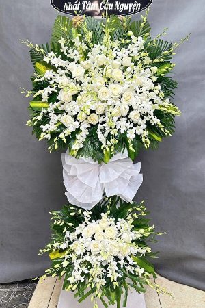 Kệ hoa viếng 2 tầng màu trắng tinh khiết, thiết kế trang nhã, thể hiện sự thành kính và trang trọng.