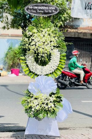 Kệ hoa viếng 2 tầng màu trắng tinh khiết, thiết kế trang nhã, thể hiện sự thành kính và trang trọng.