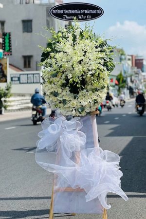 Kệ hoa viếng 1 tầng màu trắng hiện đại, trang nhã và tinh khôi, thể hiện sự thành kính và lời chia buồn sâu sắc đến người đã khuất.