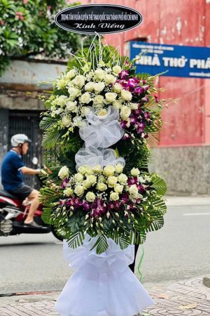 Vòng hoa chia buồn tone trắng tím trang nghiêm, đặt gấp tại shop hoa đám tang Lục Ngạn Bắc Giang, giao đến nhà tang lễ trong 60 phút.