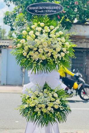 Kệ hoa viếng 2 tầng sang trọng, kết hợp lan trắng và hồng trắng tinh khiết, thể hiện tấm lòng thành kính và trang nghiêm.