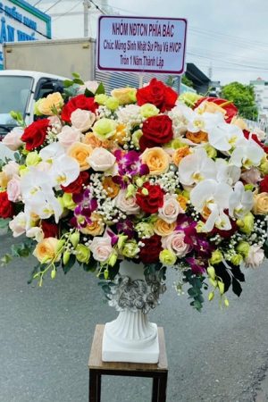 Bình hoa tươi cao cấp gồm những bông hoa chọn lọc kỹ càng, tươi mới và rực rỡ, được cắm khéo léo trong bình sang trọng. Thiết kế hài hòa, tinh tế, mang lại không gian thanh lịch, phù hợp trang trí phòng khách, văn phòng hay làm quà tặng đặc biệt.