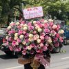 Bình hoa tươi cao cấp gồm những bông hoa chọn lọc kỹ càng, tươi mới và rực rỡ, được cắm khéo léo trong bình sang trọng. Thiết kế hài hòa, tinh tế, mang lại không gian thanh lịch, phù hợp trang trí phòng khách, văn phòng hay làm quà tặng đặc biệt.