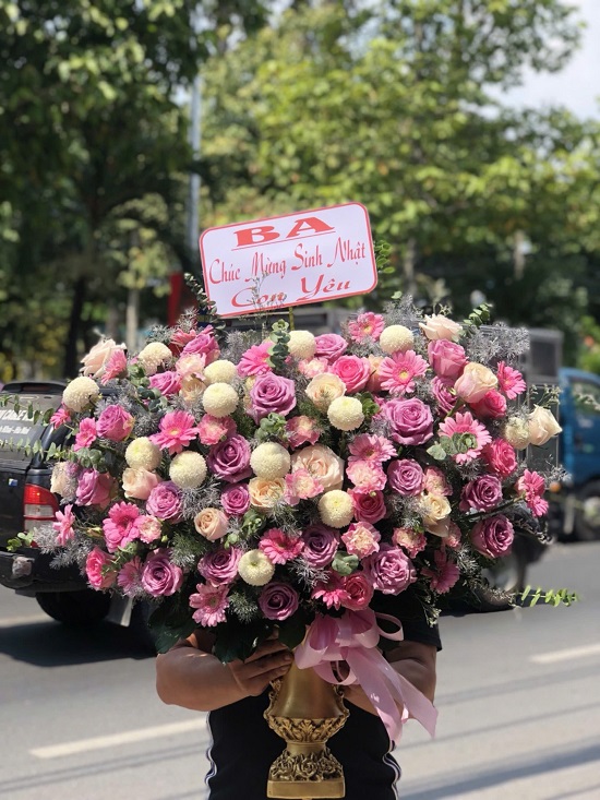 Hộp hoa nhập khẩu cao cấp – mẫu hoa độc đáo tại cửa hàng hoa tươi Bắc Ninh, thích hợp làm quà tặng đối tác, khách VIP, sếp nữ.
