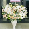 Bình hoa tươi cao cấp gồm những bông hoa chọn lọc kỹ càng, tươi mới và rực rỡ, được cắm khéo léo trong bình sang trọng. Thiết kế hài hòa, tinh tế, mang lại không gian thanh lịch, phù hợp trang trí phòng khách, văn phòng hay làm quà tặng đặc biệt.
