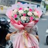 Bó hoa hồng kem mix hồng sen mang đến vẻ đẹp dịu dàng, ngọt ngào nhưng vẫn nổi bật. Sắc kem tinh tế kết hợp cùng hồng sen rực rỡ tạo nên tổng thể hài hòa, nữ tính và đầy sức sống. Bó hoa thích hợp để tặng bạn gái, người thân, đồng nghiệp nữ trong các dịp sinh nhật, chúc mừng hoặc đơn giản là gửi lời yêu thương chân thành.