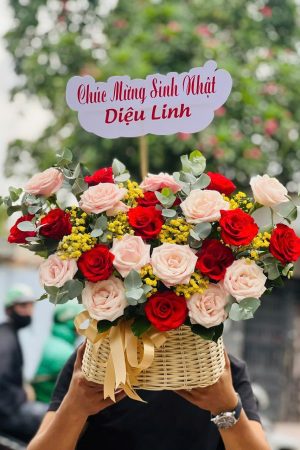 Giỏ hoa hồng đỏ mix hồng kem là sự kết hợp tinh tế giữa sắc đỏ nồng nàn và hồng kem dịu dàng. Hồng đỏ thể hiện tình yêu sâu đậm, trong khi hồng kem mang đến cảm giác nhẹ nhàng và ngọt ngào. Tổng thể giỏ hoa hài hòa, sang trọng – rất thích hợp để tặng người yêu, bạn đời hoặc gửi lời chúc mừng trong các dịp đặc biệt như sinh nhật, kỷ niệm, lễ tình nhân.