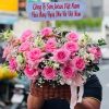 Giỏ hoa hồng sen nổi bật với sắc hồng tươi tắn, rực rỡ nhưng vẫn giữ được nét dịu dàng, nữ tính. Mỗi bông hoa như lời chúc ngọt ngào, thay lời yêu thương, quan tâm. Thiết kế giỏ sang trọng, tinh tế – rất thích hợp để tặng mẹ, bạn gái, đồng nghiệp nữ hoặc trong các dịp chúc mừng đặc biệt.