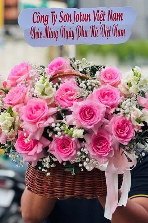 Giỏ hoa hồng sen nổi bật với sắc hồng tươi tắn, rực rỡ nhưng vẫn giữ được nét dịu dàng, nữ tính. Mỗi bông hoa như lời chúc ngọt ngào, thay lời yêu thương, quan tâm. Thiết kế giỏ sang trọng, tinh tế – rất thích hợp để tặng mẹ, bạn gái, đồng nghiệp nữ hoặc trong các dịp chúc mừng đặc biệt.