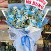 Bó hoa hồng xanh mang vẻ đẹp độc đáo và huyền bí, tượng trưng cho tình yêu vĩnh cửu, những điều kỳ diệu và hy vọng. Với sắc xanh lạ mắt, bó hoa là món quà ấn tượng dành cho người đặc biệt, thể hiện sự trân trọng và khác biệt trong tình cảm. Phù hợp tặng sinh nhật, kỷ niệm hoặc những dịp thật ý nghĩa.