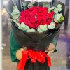 Bó hoa hồng đỏ gói giấy đen tạo nên vẻ đẹp mạnh mẽ, sang trọng và đầy cuốn hút. Sắc đỏ tượng trưng cho tình yêu mãnh liệt, khi kết hợp với giấy đen lại càng nổi bật và cá tính. Đây là món quà lý tưởng để tặng người yêu, bạn gái hoặc trong các dịp kỷ niệm đặc biệt, thay lời khẳng định tình cảm sâu sắc và chân thành.