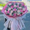 Bó hoa hồng kem phối hồng sen là sự kết hợp nhẹ nhàng giữa hai tông màu thanh lịch và tươi tắn. Hồng kem dịu dàng, tinh tế; hồng sen nổi bật, rực rỡ – tạo nên bó hoa vừa sang trọng vừa gần gũi. Phù hợp để tặng sinh nhật, bạn bè, người thân hoặc gửi lời chúc mừng trong những dịp đặc biệt.